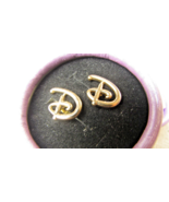 Disney, Gold Tone, Disney&#39;s Signature Font &#39;D&#39; Stud Earings - €15,25 EUR