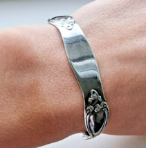 ROGER&#39;S ONEIDA SILVER PLATE ELEGANT SCROLLS PATTERN CUFF BRACELET - $703.88 MXN