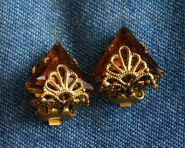 Triangle Honey Rhinestone Filigree Gold-tone Clip Earrings 1960s vintage 3/4&quot; - £10.35 GBP