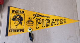 Vintage Pittsburg Pirates World Champs MLB Flag Pennant Button - £43.83 GBP