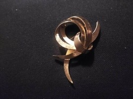Vintage signed TRIFARI  Brushed Gold Tone Swirl classic style Brooch Pin - £15.10 GBP