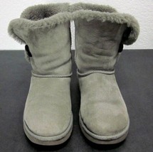 UGG WOMEN AUSTRALIA BAILEY BUTTON GRAY SUEDE ANKLE BOOTS (W7) SHEEPSKIN ... - £50.62 GBP