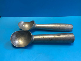 Old Vintage Collectible Mixed Pair Of Aluminum Ice Cream Scoops Scoopers - £23.94 GBP