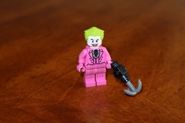 Lego The Joker SH704 Pink Suit DC Super Villain Minifigure w/Grapple Hook 76188 - £7.55 GBP