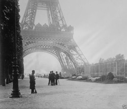 French soldier guarding the Eiffel Tower Paris 1914 World War I 8x10 Photo - £6.92 GBP