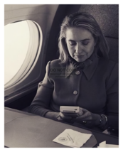 Hillary Clinton First Lady Playing Gameboy On Board Air Force One 8X10 B&amp;W Photo - £6.66 GBP