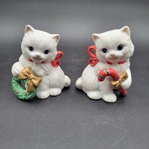 Pair (2) Homco White Christmas Kitty Cat Figurines 5112 Wreath &amp; Candy Cane VTG - £18.18 GBP