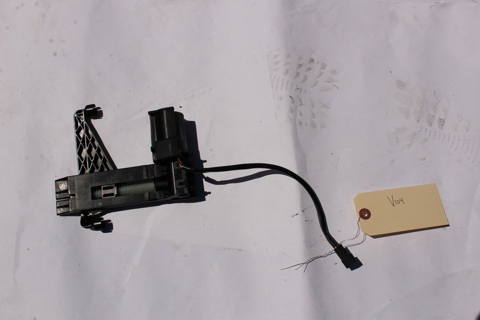 2004-2007 BMW E60 525i LEFT DRIVER SIDE ADJUSTMENT HEADREST MOTOR V104 - $39.59