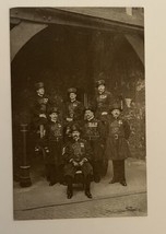 Tower Of London Group Of Yeomen Warders Undress Uniform Postcard - $10.00