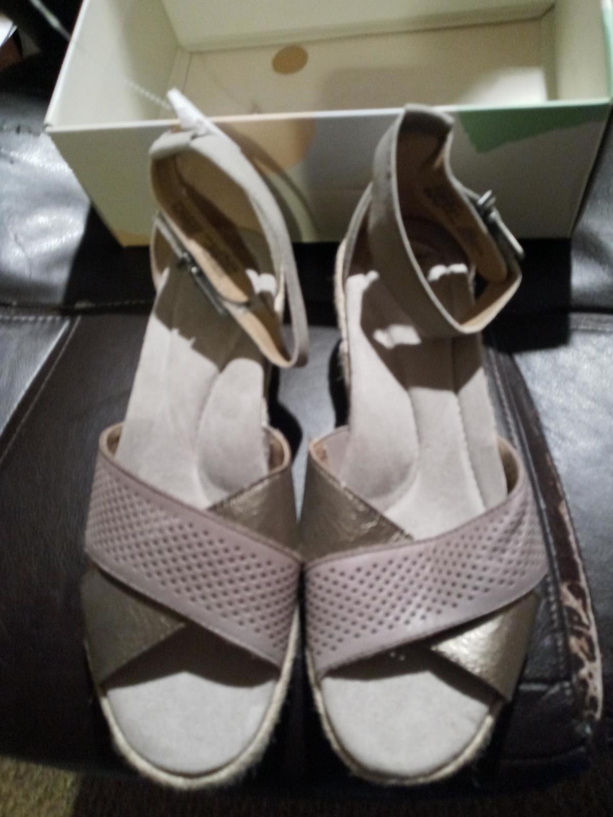 Women&#39;s shoes Size 10 Brand new with tags sandles - $12.45
