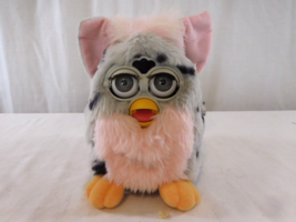 Furby Gray, Spots with Pink Hair #70-800 1999 Blue/gray eyes, Works - $46.55
