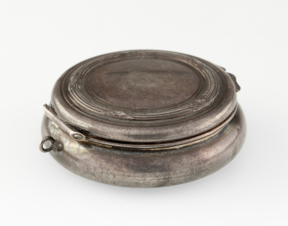 Silver Antique Miniature Compact And Tray-
show original title
Original Text... Item image 4
