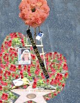 OLIVIA NEWTON JOHN HOLLYWOOD WALK OF FAME STAR MEMORIAL TRIBUTE PHOTO - $5.50+