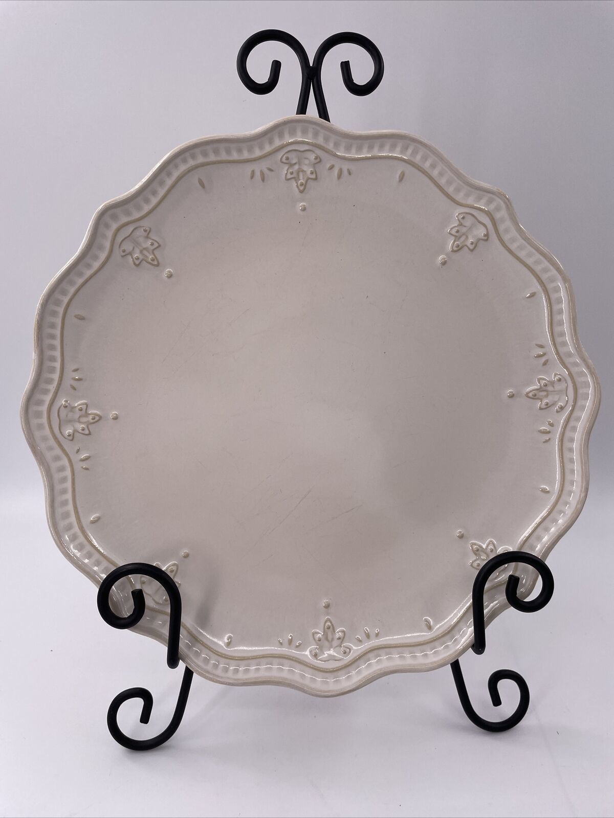Pioneer Woman Farmhouse Lace Linen 10.75 Inch Dinner Plate Embossed Lace Scallop - $9.89