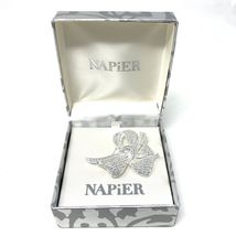 Vintage Napier Silver Tone Rhinestone Brooch Bow Ribbon Pin NOS In Origi... - €12,70 EUR