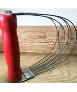 Vintage Androck Red Wooden Handled Pastry Cutter Farmhouse Kitchen Utensil  - €10,30 EUR