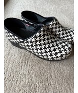 Sanita Houndstooth Black &amp; White Patent Leather clogs Shoes Women&#39;s Size... - $910.55 MXN