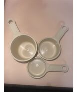 Vintage Set of (3) Rubbermaid MEASURING CUPS Beige *Missing 1/3 Cup* - €8,55 EUR