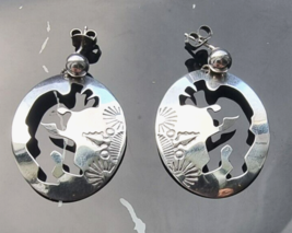 KOKOPELLI DANCING W FUTURE 925 STERLING SILVER EARRINGS - $703.88 MXN