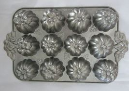 Nordic Ware Pumpkin Patch 6 Cup Cast Aluminum Baking Muffin Pan 16&quot; x 10&quot; - £14.37 GBP