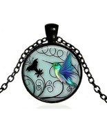 Una Rotonda Capsula Con Arte di Una Colibrì Con Sfondo IN Nero e Blu - €18,70 EUR