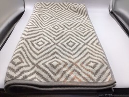 Max Studio Bath Towel Terry Diamond Pattern Gray White  26 x 50 Second NWOT  - £9.76 GBP