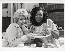 Lynne Perrie Lisa Lewis Coronation Street Cake 10x8 TV Press Photo - £6.72 GBP