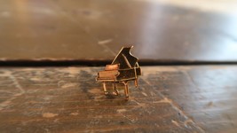 Vintage Bab Grand Piano Lapel Pin 1.9cm - £14.21 GBP