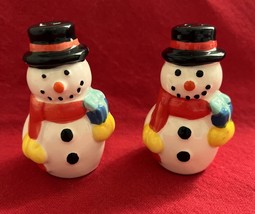 Vintage 2 Ceramic Snowmen Salt &amp; Pepper Shakers 3&quot; Tall Unmarked - $182.81 MXN
