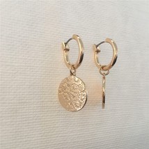 Lovely Gold Color Plating Flower Engraved Round Disc Charm With Small Hoop Earri - £6.98 GBP