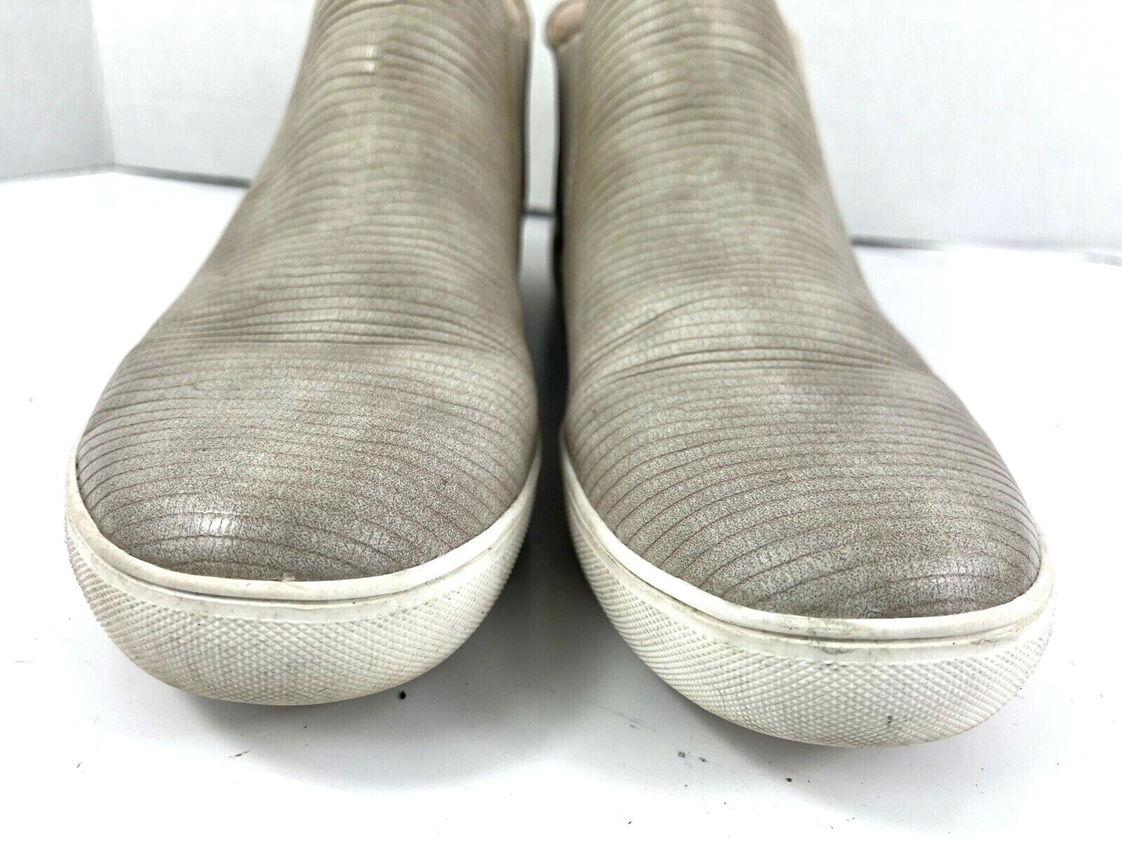 Coconut by Matisse Boots Women 9M Harlan Shoes Grey Snake Embossed Slipon Bootie Item image 5