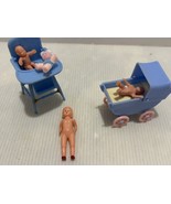 Vintage Renwal Baby in Blue Crib with Baby &amp; Mom Dollhouse Furniture - $226.45 MXN