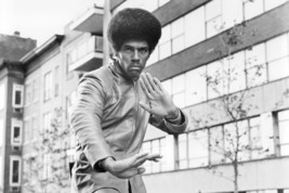 Jim Kelly Martial Artist Enter The Dragon Cool Pose 18x24 Poster - £19.13 GBP