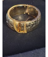 Vintage Etched Floral Gold Tone Metal Hinged Bangle Bracelet R10 - €38,94 EUR Vintage Etched Floral Gold Tone Metal Hinged Bangle Bracelet R10 - €38,94 EUR