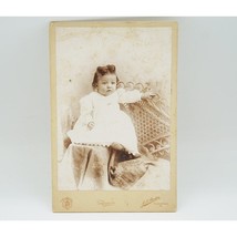 Cabinet Card Nero e Bianco &amp; Nero Fotografia Bambino Bambina Su Wicker Sedia - $39.85