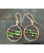 Handmade copper earrings: circles wire wrapped with square green glass b... - €21,39 EUR