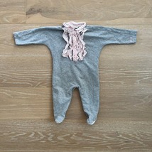 Fendi Baby Girl Fleece One Piece Pink White Striped Ruffle Footie 9 Months - $1,839.07 MXN Fendi Baby Girl Fleece One Piece Pink White Striped Ruffle Footie 9 Months - $1,839.07 MXN