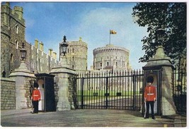 United Kingdom UK Postcard Sentries At The Gates Of Windsor Castle - £1.74 GBP