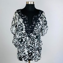 AGB Womens Medium M Gray Black Abstract Print Crochet Neckline Drop Waist Top - £10.99 GBP