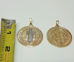 TALISMAN MEDALLA DE SAN BENITO DORADA 1.5&quot; 1PC PARA PROTECCION INSTRUCCI... - $11.87