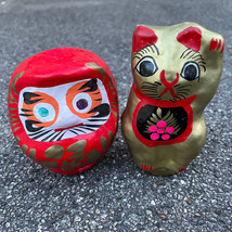 Lot of 2 Daruma Maneki Neko Paper Mache Dolls Gold Lucky Cat &amp; Red Daruma Japan - £38.73 GBP