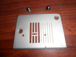 Singer 1525 Throat Plate #V620033001 w/2 Set Screws #004240851 - £9.99 GBP