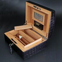 Brizard and Co. "La Casita de Puros" Humidor - Croco Pattern Black 12 / 20 Count image 2