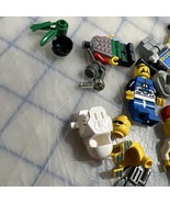 Lego Minifigures Lot Racing UFO Pièces And Parts Unknown Sets - $215.48 MXN