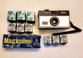 VTG Kodak 124 Instamatic Camera &amp; Flashbulbs LOT Magicubes GE Sylvania U... - $14.78