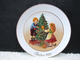 1982 Avon Second Edition &quot;Keeping the Christmas Tradition&quot; Memories Plate - $16.95