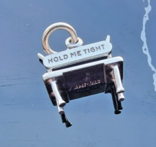 VINTAGE 925 STERLING SILVER HOLD ME TIGHT BENCH CHARM PENDANT - $433.15 MXN