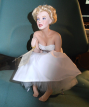 Franklin Mint Marilyn Monroe &quot;Love Marilyn&quot; Porcelain Portrait doll Seat... - £194.17 GBP