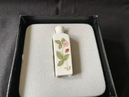 Wedgwood miniature Wild Strawberry Bud Vase bone china in original box - £31.85 GBP