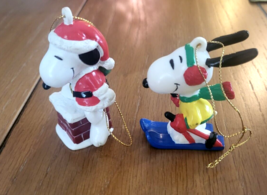 Hallmark Peanuts Vintage Skiing Snoopy &amp; Chimney Santa Ornament Lot PVC - $239.70 MXN